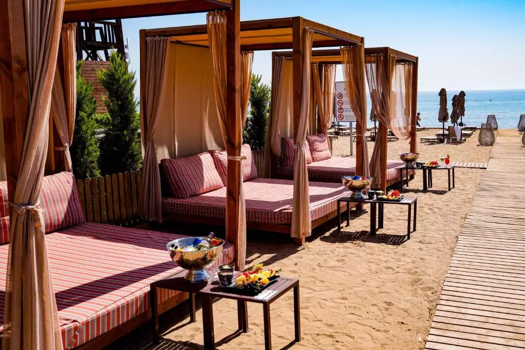 تخت ساحلی هتل گرند سفیر قبرس شمالی